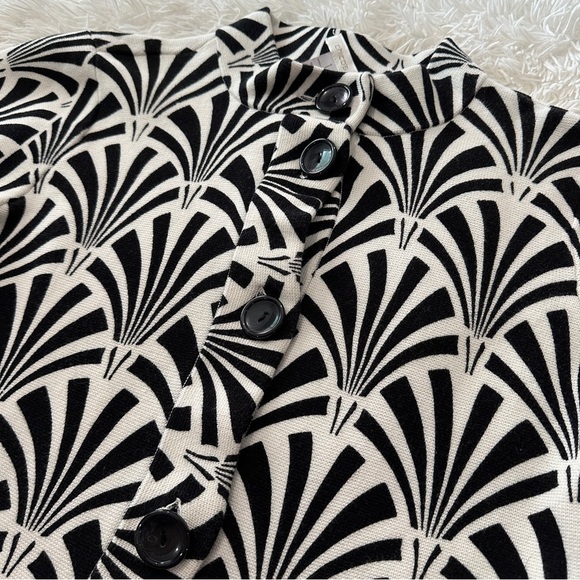 Chico’s Black White Geometric Button Knit Jacket Sz 1 (M/L) Statement Print - Picture 11 of 12